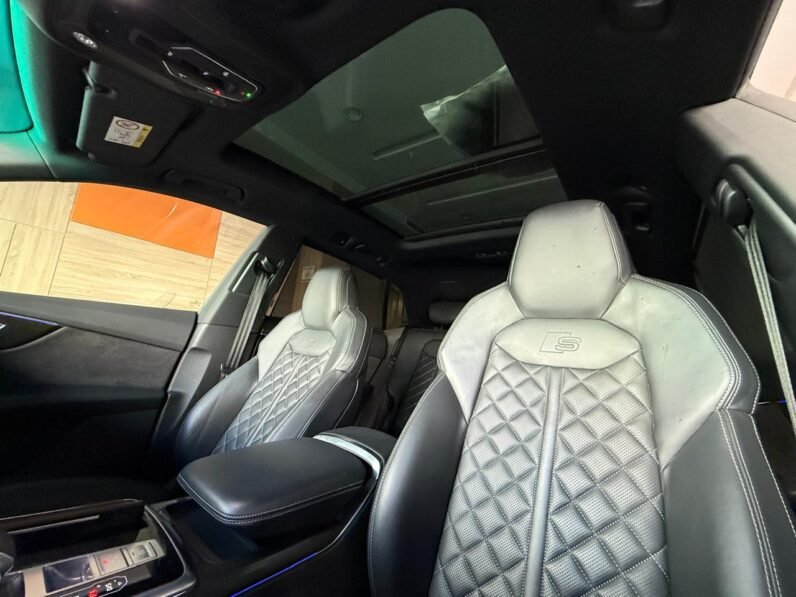 Audi Q8 S-Line 2021